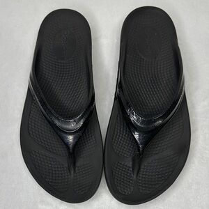 Oofos Women’s Black Recovery Sandals 8